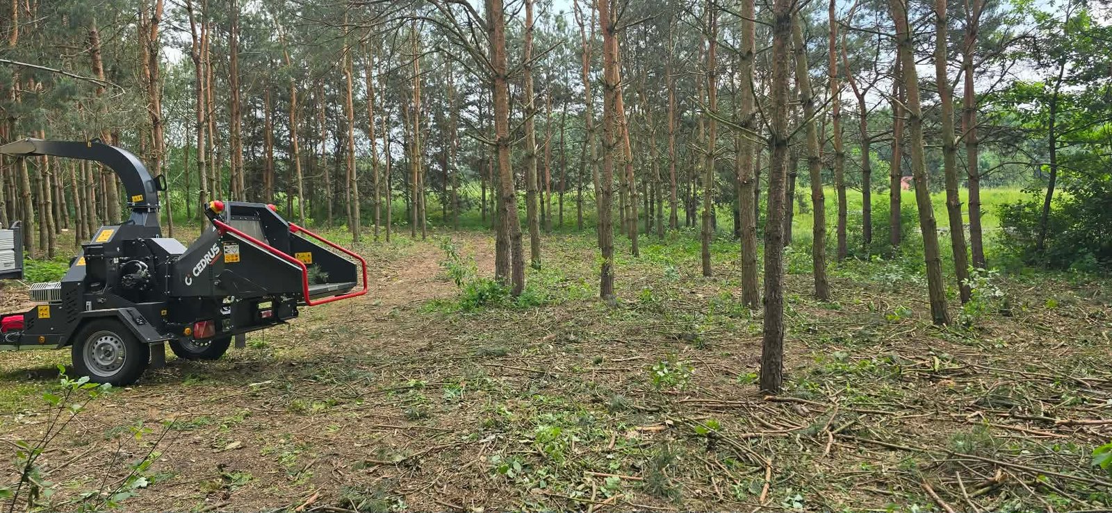 Usługi rębakiem – rozdrabnianie gałęzi – DMJ Ogrody Radom